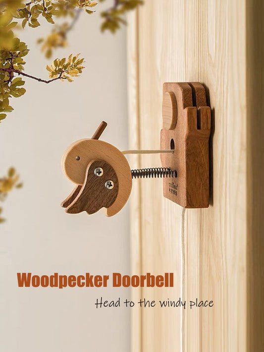 Doorbell in the shape of a woodpecker