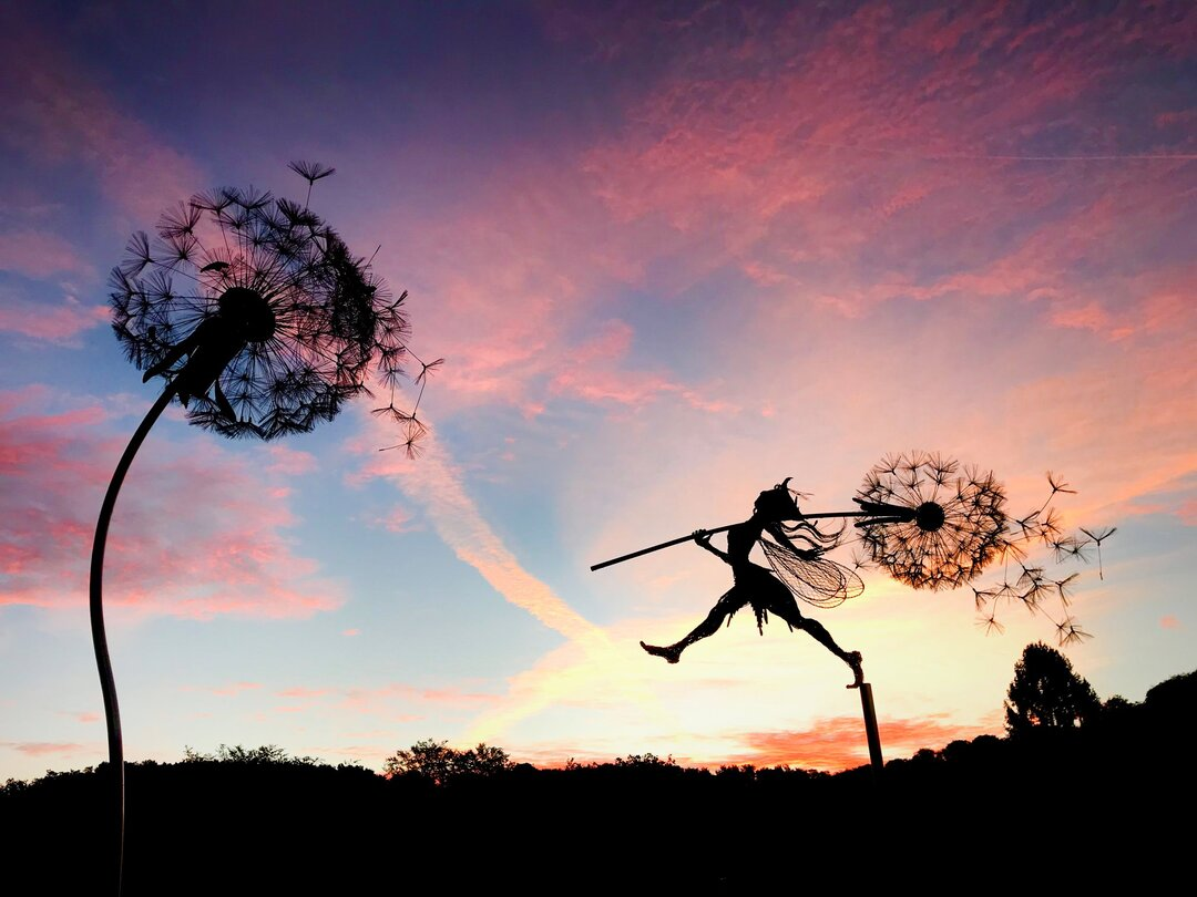 Decoración perfecta para el jardín del país de las maravillas: los espíritus traviesos están bailando