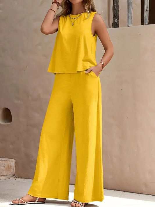 A loose summer sleeveless two-piece suit