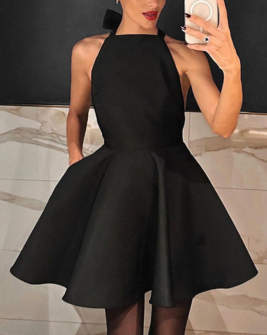 Vestido negro de satén con cuello halter y cintura alta sin mangas